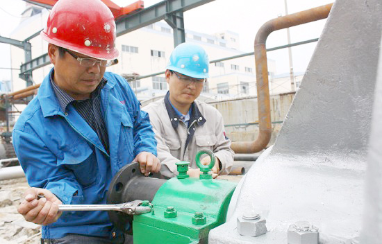 威海：荣成石岛更换老化供热管道300余米